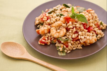 Insalata di orzo perlato con gamberi