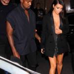 Kim Kardashian "nude look" a Parigi: la giacca nasconde a fatica il seno 01