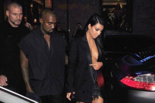 Kim Kardashian "nude look" a Parigi: la giacca nasconde a fatica il seno 03