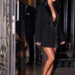 Kim Kardashian "nude look" a Parigi: la giacca nasconde a fatica il seno 02