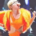 Miley Cyrus canta con un pene finto sul naso (FOTO)