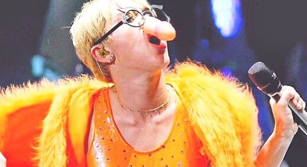 Miley Cyrus canta con un pene finto sul naso (FOTO)