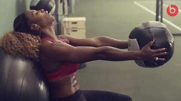 Serena Williams si allena con gli auricolari Wireless Powerbeats2 (VIDEO)