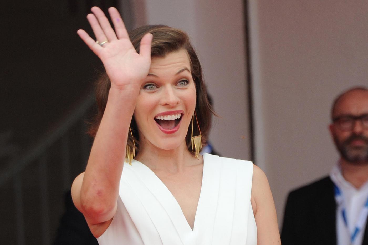 Venezia71, Milla Jovovich: spunta il pancino (FOTO)