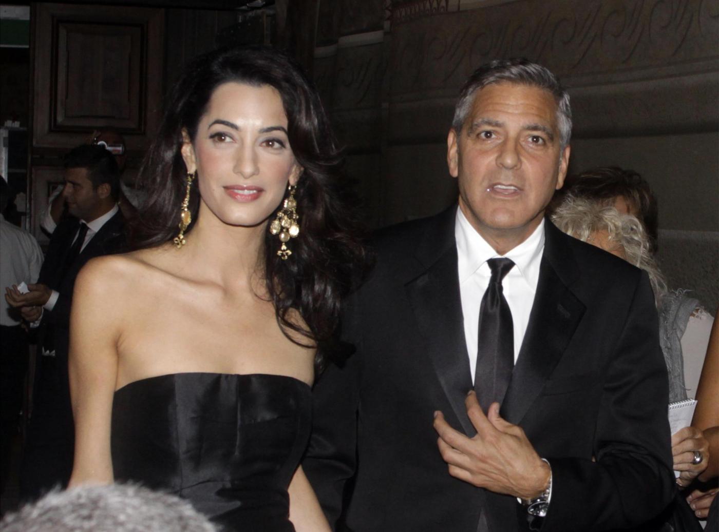Amal Alamuddin e George Clooney: mano nella mano in pubblico a Firenze (FOTO)
