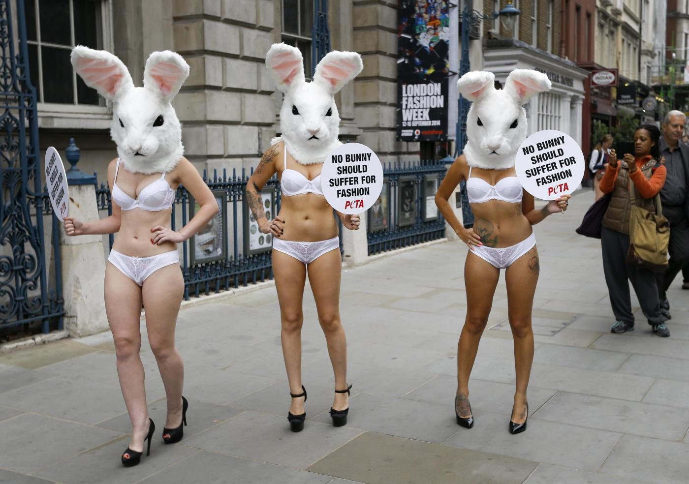 LFW: animaliste protestano in lingerie e teste di coniglio (FOTO)