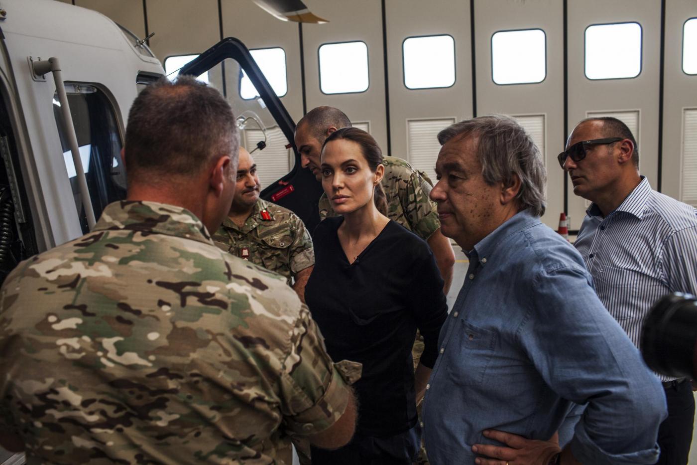 Angelina Jolie visita profughi a Malta. Per Il Giornale: "una passerella Vip"
