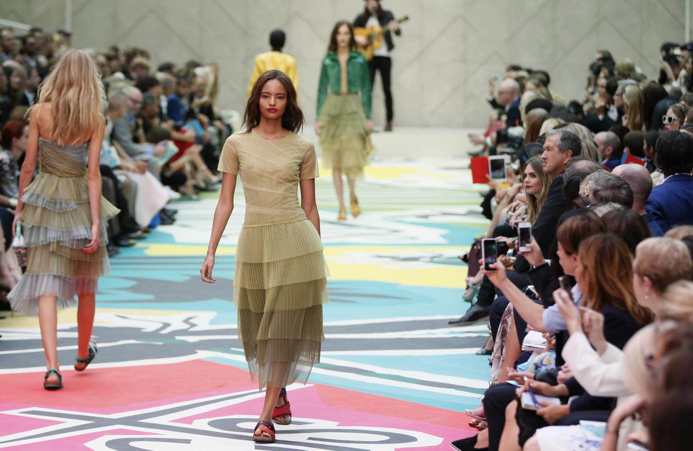 LFW: Burberry rilancia il colore per la primavera-estate 2015 (FOTO)