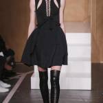 PFW: Givenchy, Riccardo Tisci punta sullo stile fetish e total dark (FOTO)
