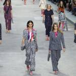 PFW, Chanel: Karl Lagerfeld lancia la sfilata-corteo femminista (FOTO)