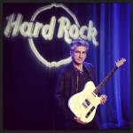 Ligabue dona la chitarra all'Hard Rock Cafè di New York (FOTO)