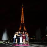 Parigi, Torre Eiffel illuminata di rosa per la lotta contro cancro al seno01