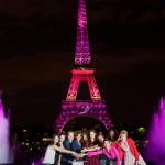 Parigi, Torre Eiffel illuminata di rosa per la lotta contro cancro al seno02
