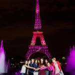 Parigi, Torre Eiffel illuminata di rosa per la lotta contro cancro al seno03