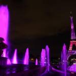 Parigi, Torre Eiffel illuminata di rosa per la lotta contro cancro al seno07