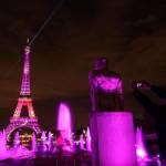 Parigi, Torre Eiffel illuminata di rosa per la lotta contro cancro al seno08