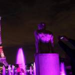 Parigi, Torre Eiffel illuminata di rosa per la lotta contro cancro al seno09