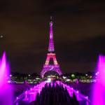 Parigi, Torre Eiffel illuminata di rosa per la lotta contro cancro al seno010