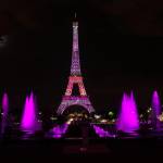 Parigi, Torre Eiffel illuminata di rosa per la lotta contro cancro al seno011