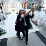 Si sposano nel centro commerciale del primo incontro: è la prima volta in Italia19