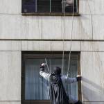 Batman e Spiderman puliscono le finestre dell'ospedale dei bambini 6