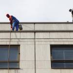 Batman e Spiderman puliscono le finestre dell'ospedale dei bambini 15