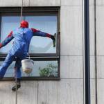 Batman e Spiderman puliscono le finestre dell'ospedale dei bambini 13