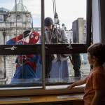Batman e Spiderman puliscono le finestre dell'ospedale dei bambini 12