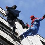 Batman e Spiderman puliscono le finestre dell'ospedale dei bambini 11