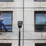 Batman e Spiderman puliscono le finestre dell'ospedale dei bambini 10