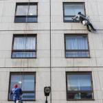 Batman e Spiderman puliscono le finestre dell'ospedale dei bambini 09