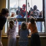 Batman e Spiderman puliscono le finestre dell'ospedale dei bambini 07