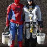 Batman e Spiderman puliscono le finestre dell'ospedale dei bambini 06