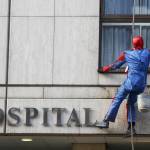 Batman e Spiderman puliscono le finestre dell'ospedale dei bambini 05