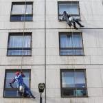Batman e Spiderman puliscono le finestre dell'ospedale dei bambini 03