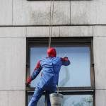 Batman e Spiderman puliscono le finestre dell'ospedale dei bambini 01
