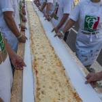 Buenos Aires, la pizza lunga 50 metri venduta per beneficenza04