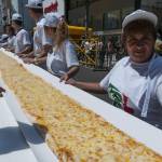 Buenos Aires, la pizza lunga 50 metri venduta per beneficenza05