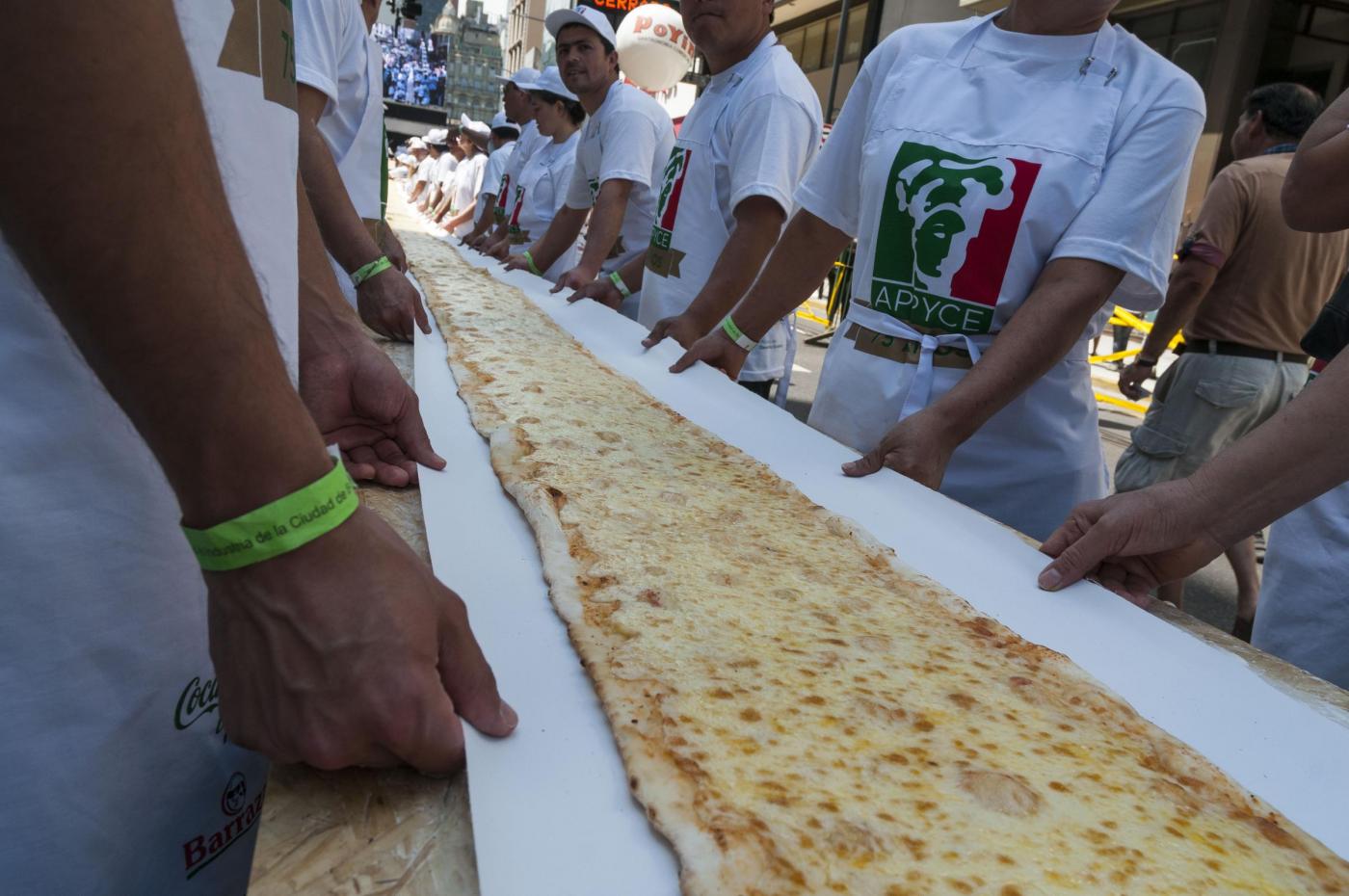 Buenos Aires, la pizza lunga 50 metri venduta per beneficenza10