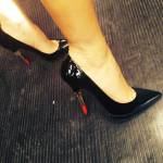 Laura Pausini indossa scarpe con tacco a forma di rossetto (FOTO)