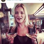 Kate Moss: brindisi nelle coppe di champagne... modellate sul suo seno