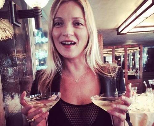 Kate Moss: brindisi nelle coppe di champagne... modellate sul suo seno
