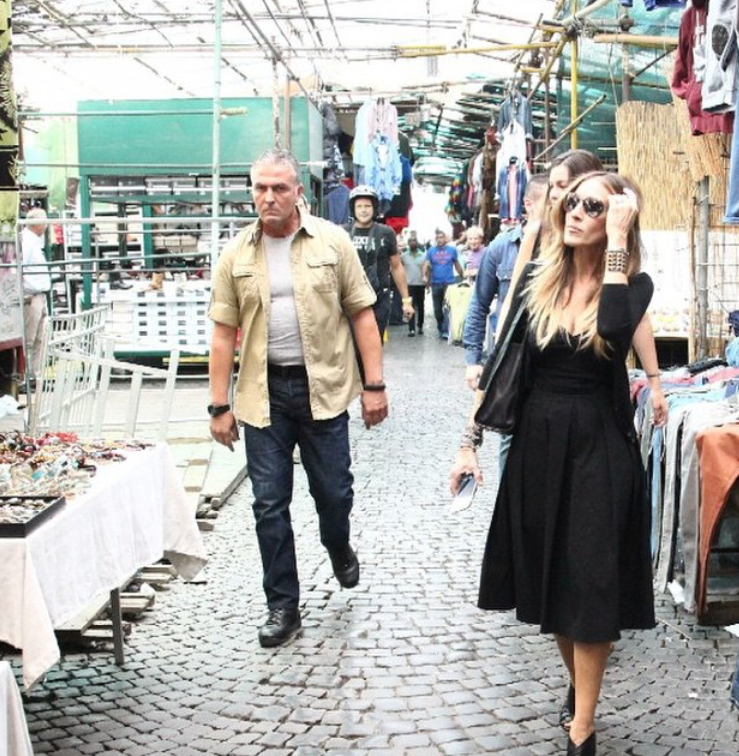 Roma, Sarah Jessica Parker fa shopping in un mercato dell'usato (FOTO)