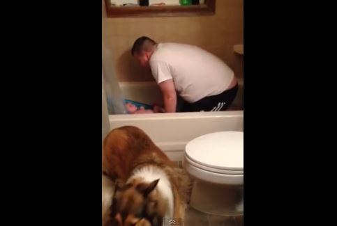 Papà canta mentre fa il bagnetto al bebe', mamma lo riprende di nascosto (VIDEO)