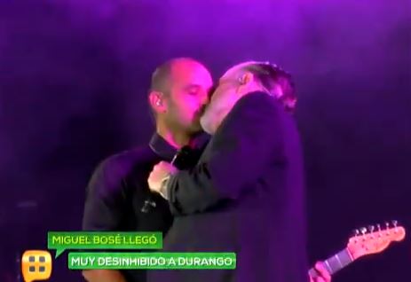 Miguel Bosé bacia il suo chitarrista durante un concerto (VIDEO)