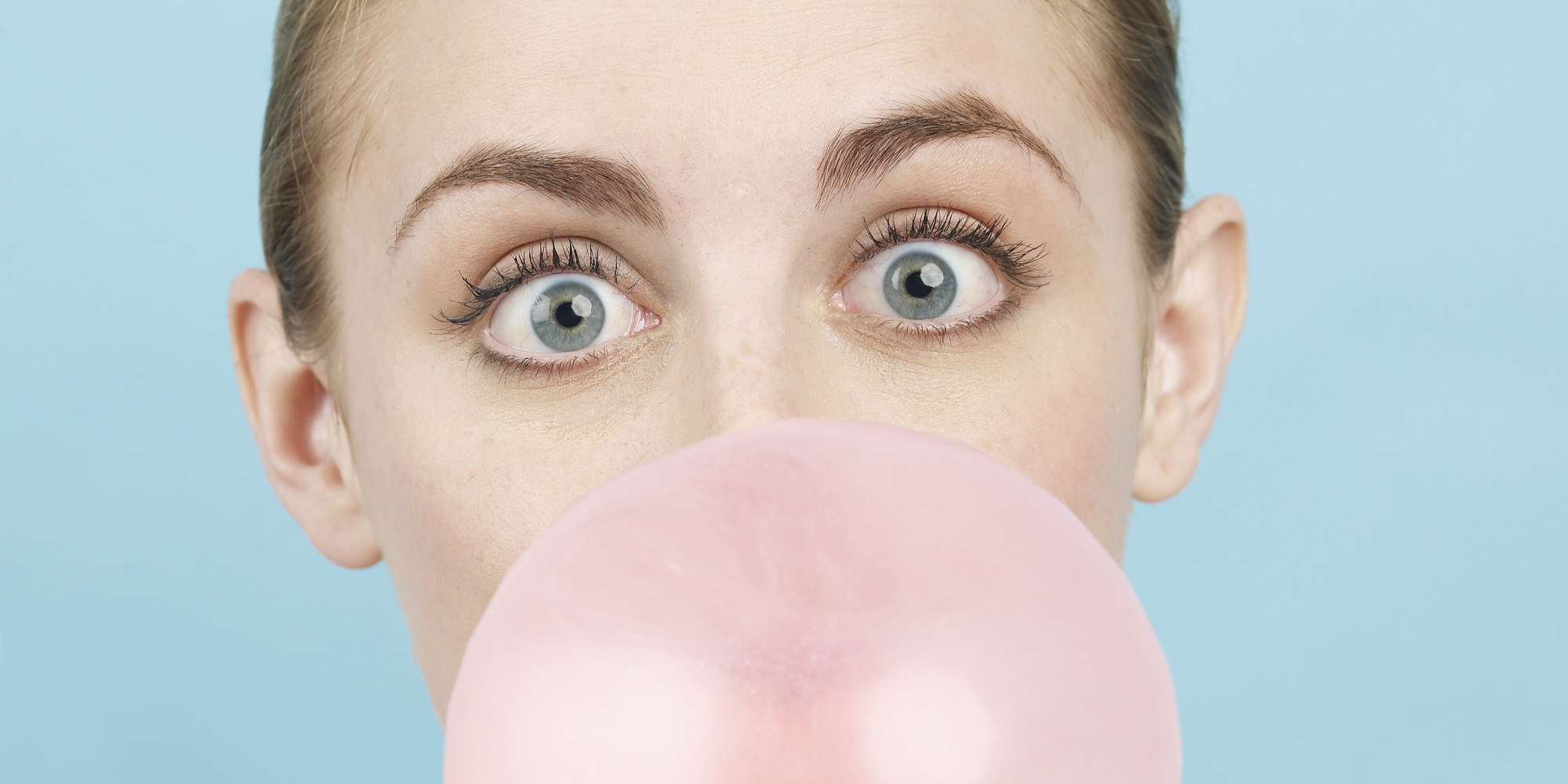 Chewing gum, meglio non inghiottirle: ecco che succede se lo fate