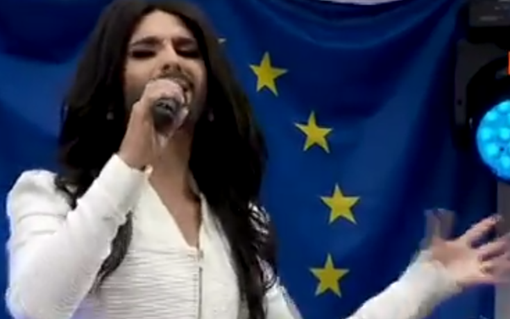 Conchita Wurst canta a Europarlamento per i diritti e i matrimoni gay