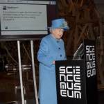 Regno Unito: la regina Elisabetta manda il suo primo tweet (FOTO)