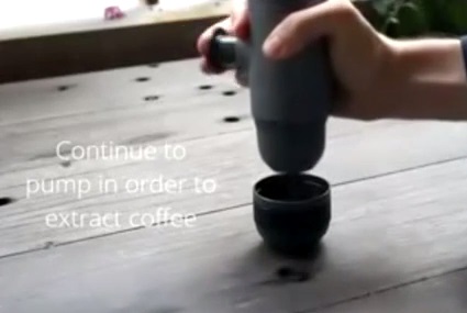 Caffè à porter: arriva la macchina espresso da tenere in borsetta (VIDEO)