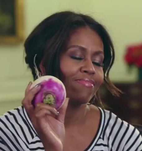 Michelle Obama balla hip hop con un rapa in mano (VIDEO)